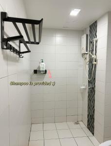 baño con ducha y teléfono en la pared en The Sunset Studio 2-4pax Johor Bahru Paradigm UTM, en Johor Bahru