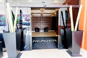 Pokój z drzwiami z napisem sayshaven w obiekcie Heaven w Słonecznym Brzegu