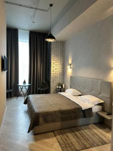1 dormitorio con 1 cama grande en una habitación en Hotel Nika 2, en Chornomorsk