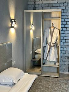 um quarto com um armário com um roupão de banho em Hotel Nika 2 em Chornomorsk