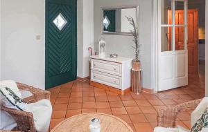 sala de estar con puerta verde y vestidor blanco en Lovely Home In Bad Waltersdorf With House A Panoramic View, en Bad Waltersdorf