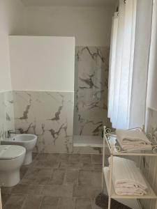 奧里奧阿塞里奧的住宿－FLORA，白色的浴室设有卫生间和水槽。