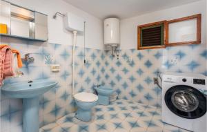 La salle de bains est pourvue d'un lavabo et d'un lave-linge. dans l'établissement 2 Bedroom Lovely Apartment In Senj, à Senj