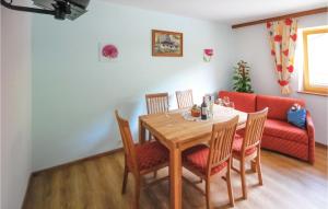 a dining room with a table and chairs and a couch at Amazing Apartment In Mhlbach With 2 Bedrooms And Wifi in Hollersbach im Pinzgau