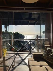uma sala de estar com vista para a água em Pousada Mar de Dentro em Florianópolis
