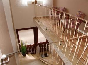 eine Wendeltreppe in einem Haus mit einem Holzgeländer in der Unterkunft Venner Gasthaus in Ostercappeln