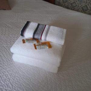 a pair of towels sitting on top of a bed at Hotel Marcos Dayman in Termas del Daymán