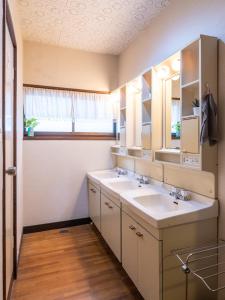 A bathroom at Sakurasou Lodge