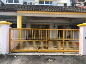 una puerta amarilla en la parte delantera de una casa en Padusi Homestay en Kampar