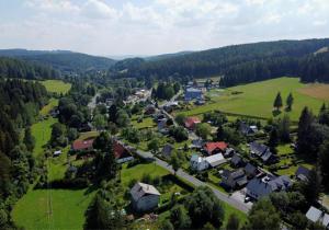 una vista aérea de un pequeño pueblo en las colinas en Chaloupka Malá Morávka en Malá Morávka