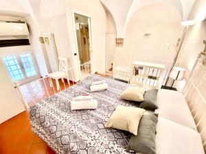 - une chambre avec un grand lit et des oreillers dans l'établissement Vacanze Romane al Portico d'Ottavia, à Rome