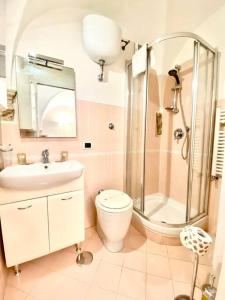 La salle de bains est pourvue d'une douche, de toilettes et d'un lavabo. dans l'établissement Vacanze Romane al Portico d'Ottavia, à Rome