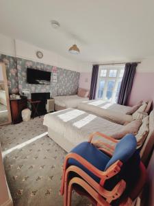 een slaapkamer met 2 bedden en een woonkamer bij Thornbury Accommodation in Burnham on Sea
