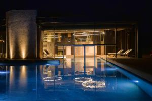 une maison avec une piscine la nuit dans l'établissement Collina Luxury Relais, à Clusone