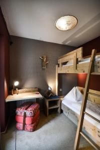 a bedroom with two bunk beds and a desk at Hotel Ehrwalderhof in Ehrwald