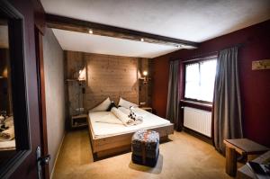 a small room with a bed and a window at Hotel Ehrwalderhof in Ehrwald