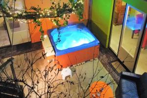 een groot zwembad in een kamer met bij Vakantiehuis met Jacuzzi 4 personen in Giethoorn