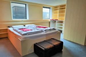 een slaapkamer met een bed met een aktetas erop bij Vakantiehuis met Jacuzzi 4 personen in Giethoorn