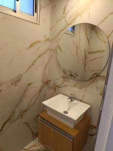 La salle de bains est pourvue d'un lavabo et d'un miroir. dans l'établissement Casa 2 dormitorios Montevideo Pocitos, à Montevideo