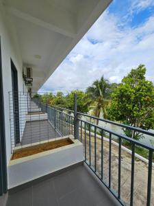 Elle comprend un balcon offrant une vue sur l'océan. dans l'établissement LiLLA Summer Retreats formerly known as Karak Orchard Resort, à Kampung Sunjai Gapoi