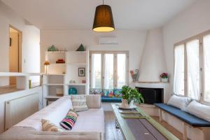a living room with a couch and a table at Eklekti House in Firókambos