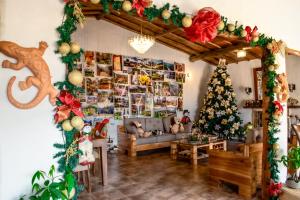 una sala de estar decorada para Navidad con un árbol de Navidad en Hotel boutique Santa Clara Mesa de los Santos, en Los Santos