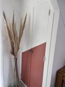 a vase with feathers in it next to a door at Le temps suspendu - Futuroscope in Jaunay-Clan