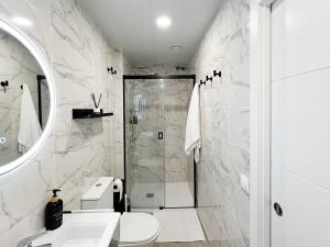 een badkamer met een douche, een toilet en een wastafel bij Studio Alboránn in Málaga