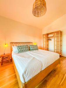 1 dormitorio con 1 cama grande con sábanas blancas en Sunset Club - Nesselwang Chalets Nr 2, en Nesselwang