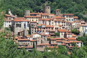 un groupe de maisons sur une colline plantée d'arbres dans l'établissement Mas Solar D'en Malcion, à Amélie-les-Bains-Palalda