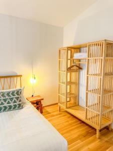 Cette chambre comprend un lit et une étagère. dans l'établissement Sunset Club - Nesselwang Chalets Nr 2, à Nesselwang