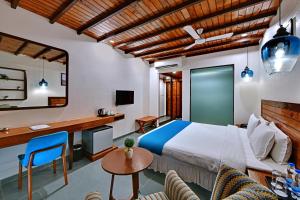 una camera d'albergo con letto e scrivania di The Fern Leo Beach Resort , Madhavpur a Porbandar