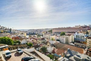 Blick auf die Stadt mit geparkten Autos in der Unterkunft Lisbon's Horizon Retreat: A View to Remember in Lissabon