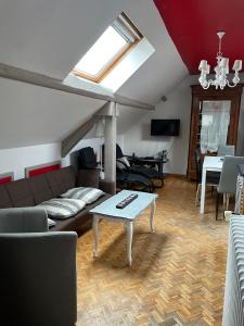 ein Wohnzimmer mit einem Sofa und einem Tisch in der Unterkunft "Côté cœur", charmant appartement au centre de Munster in Munster