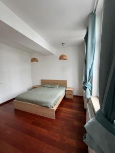 - une chambre avec un lit et du parquet dans l'établissement Elegant Grand Place Stays, à Bruxelles