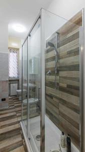 een badkamer met een douche en een toilet bij Inalpi Arena Suite Elegante Cromoterapia AC in Turijn