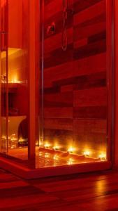 uma casa de banho com chuveiro e luzes em Inalpi Arena Suite Elegante Cromoterapia AC em Turim