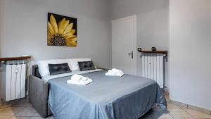 una camera da letto con un letto e due asciugamani di Inalpi Arena Suite Elegante Cromoterapia AC a Torino