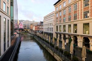 un río en una ciudad con edificios junto a un canal en Come Stay - With Family or Friends in the heart of Aarhus, en Aarhus