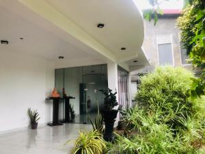 Senanayaka Holiday Inn في بولوناروا: لوبي مبنى فيه نباتات