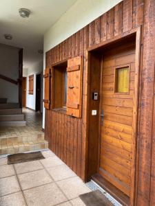 een houten deur in een gebouw met een hal bij Superbe studio Morillon Village / Samoëns in Morillon