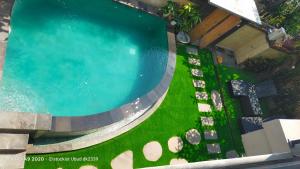 an overhead view of a swimming pool with green grass at DANU HOUSE UBUD in Ubud
