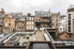 - une vue sur la ville depuis le toit d'un bâtiment dans l'établissement Stylish & Peaceful Covent Garden Apartment, à Londres