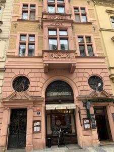 un edificio alto con un reloj en la parte delantera en Urban Presidential Suite en Praga