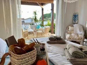 uma mesa com um cesto de pão em cima em Au Bonheur Dezange em Pézenas