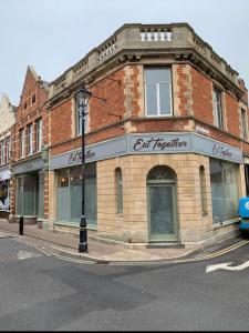 un edificio en la esquina de una calle en Thornbury Accommodation, en Burnham-on-Sea