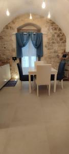a dining room with a table and chairs at Itinerario Barocco in Ragusa