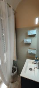 baño con lavabo y cortina de ducha en Itinerario Barocco en Ragusa