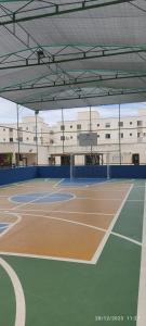 an indoor tennis court with a tennis court at Apto térreo com área privativa ! in Rio das Ostras