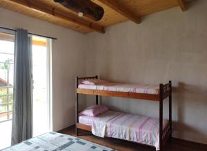 En eller flere senge i et værelse på Hospedaje Recuerdos + 6 billeder